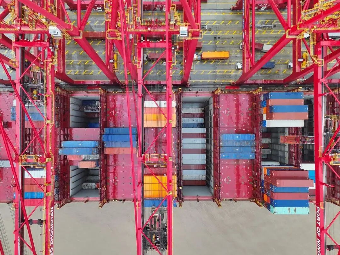 寧波舟山港迎新年首艘"海上巨無(wú)霸"，內(nèi)貿(mào)集裝箱海運(yùn)開(kāi)啟新篇章