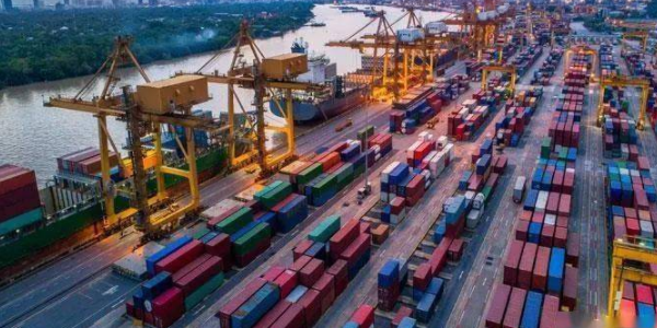 吉大港堆積數(shù)萬個海運集裝箱無法運出