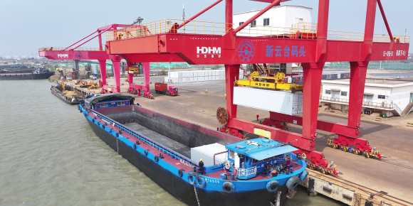 連云港至鹽城集裝箱內(nèi)河運輸新通道