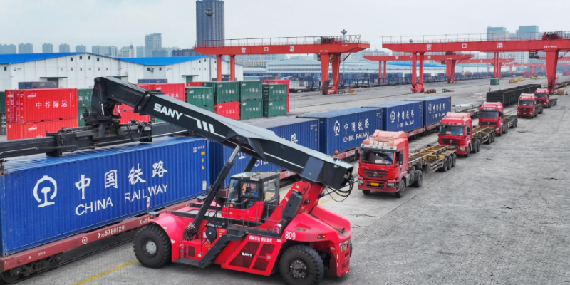 云南昆明至營口鲅魚圈首列“一單制”多式聯(lián)運班列鳴笛啟程