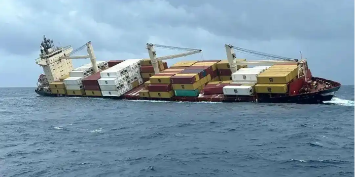 集裝箱船遇險沉沒，數(shù)百個集裝箱墜海