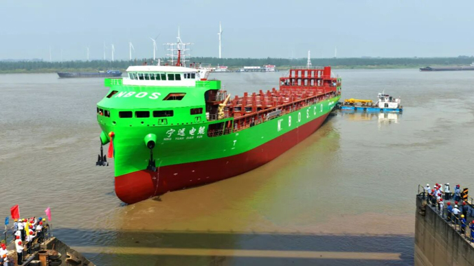 歷史性突破！全球最大萬(wàn)噸級(jí)純電動(dòng)智能海船，成功下水