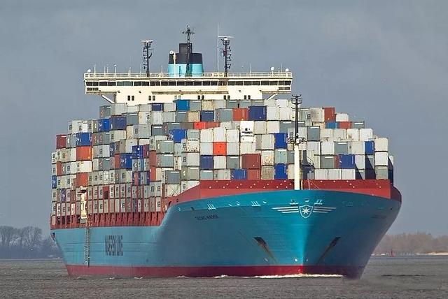 散貨船“跨界”運(yùn)集裝箱，靠譜嗎？